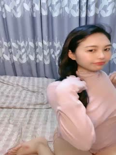 淫荡指数9分骚御姐，和炮友爱爱自拍小视频，连体情趣内衣，猛舔大屌很陶醉，揉搓粉嫩小穴