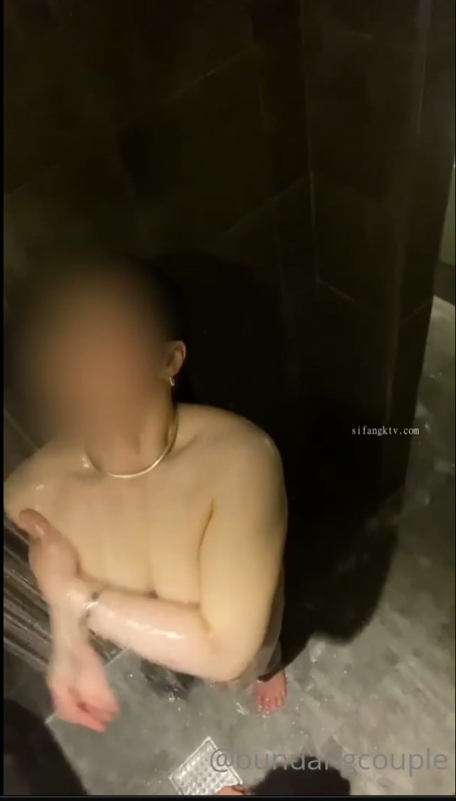 啊哦！套套不小心破了内射-娇小的Pornhub模特被爆操内射-Mini Julia